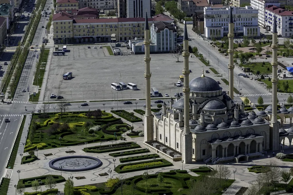 Жители Чечни пожаловались на удержание 70% от зарплат