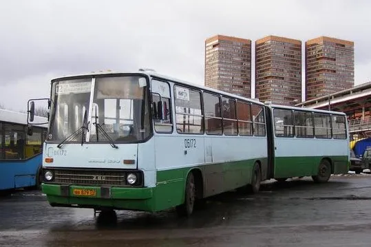 Москвичей обязали держаться за поручень в автобусах