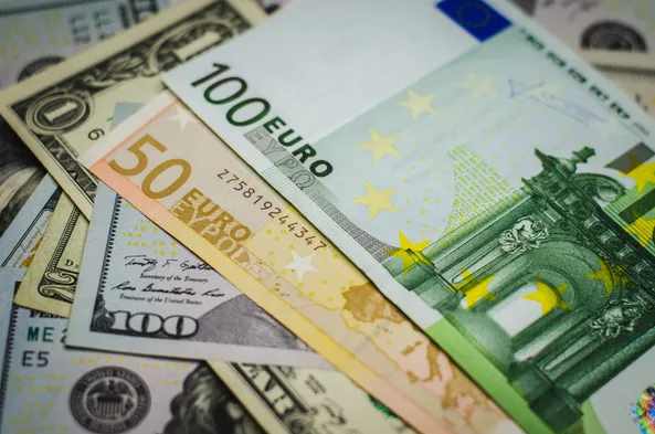 Доллар сравнялся в цене с евро впервые за двадцать лет