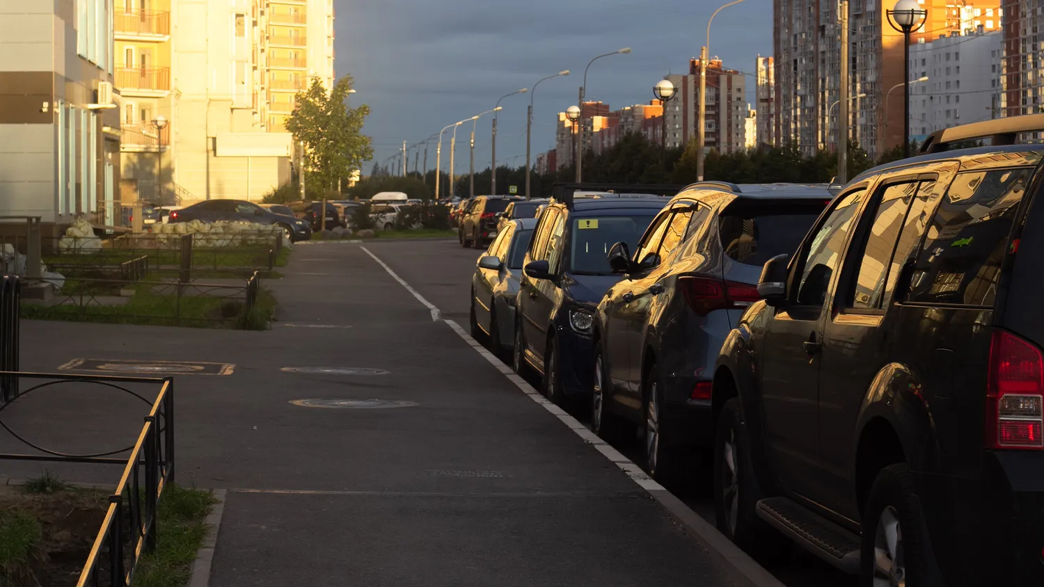 Автомобили припаркованы под окнами многоэтажки, жильцы против: что говорит закон