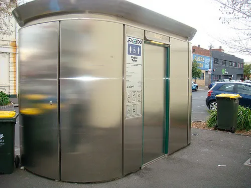 Мобильник научился искать общественные туалеты