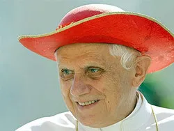 Папа Римский любит странные шляпы
