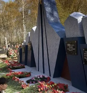 Мемориальная стена на Новолужском кладбище. Фото из блога http://drugoi.livejournal.com/