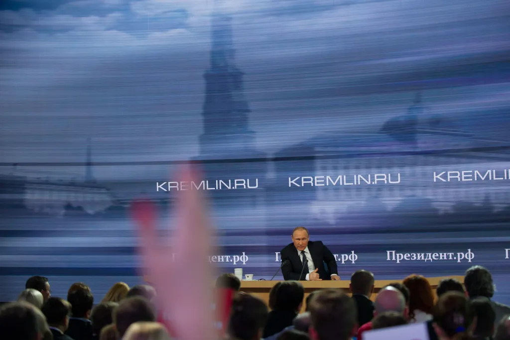 Путин ответит на вопросы граждан в эфире "Прямой линии"