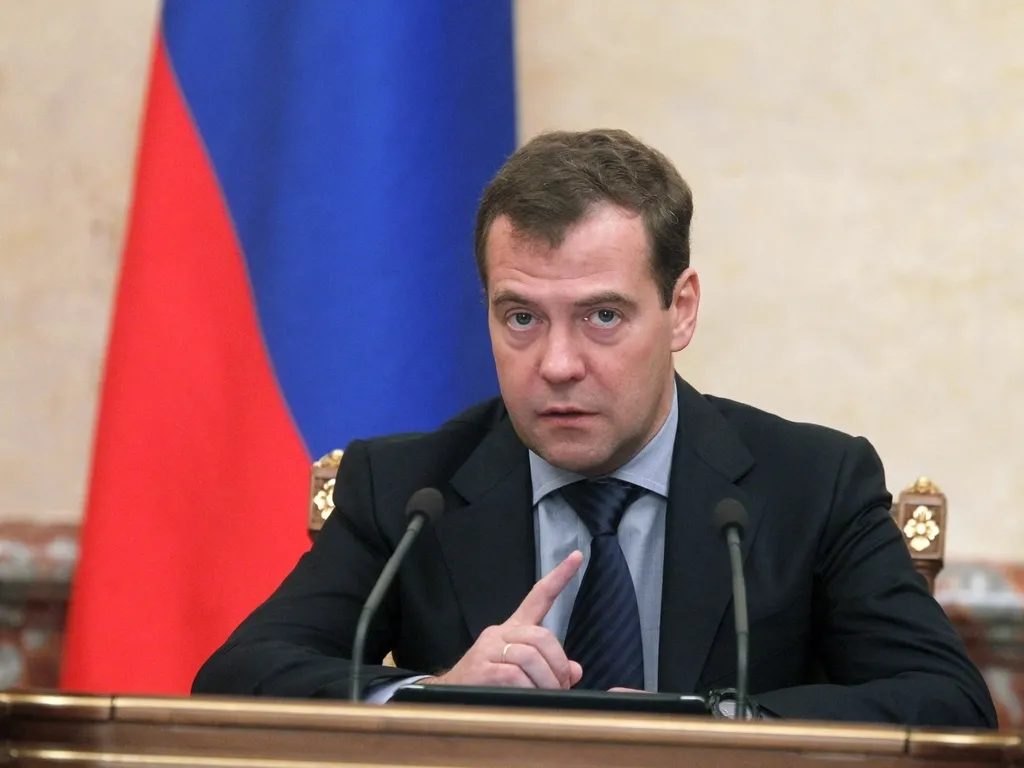 Медведев ушел, сказал спасибо членам кабинета. А что пожелали люди   