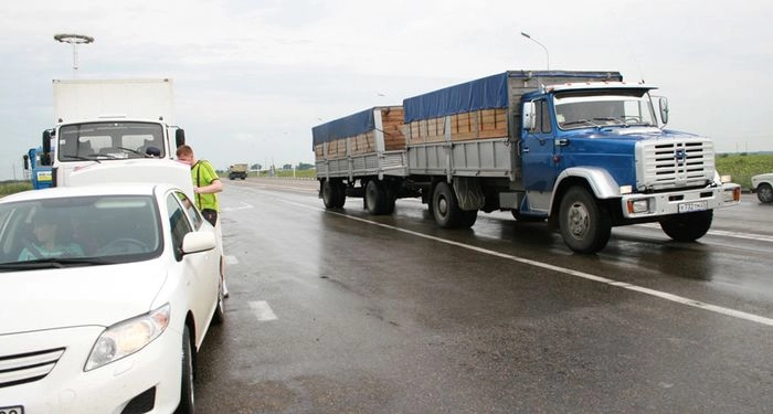 Сотрудники МЧС восстановили движение после схода камней на Транскавказской автомагистрали