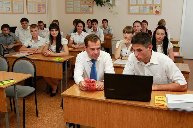 Медведев пообещал школьнику денег на "конкурента Windows"