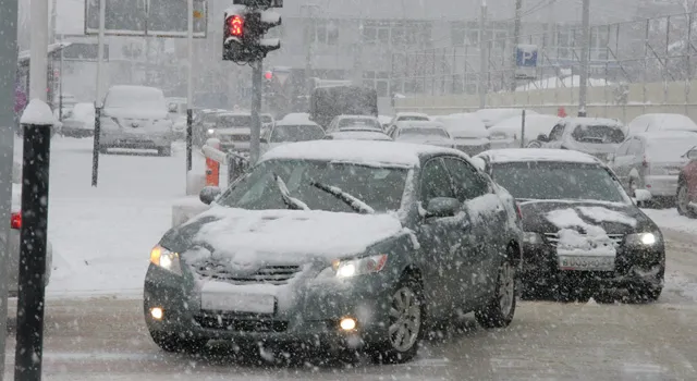 Водителей Москвы предупредили о сложных погодных условиях