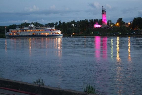 В Великом Новгороде открылась первая в регионе плавучая заправочная станция
