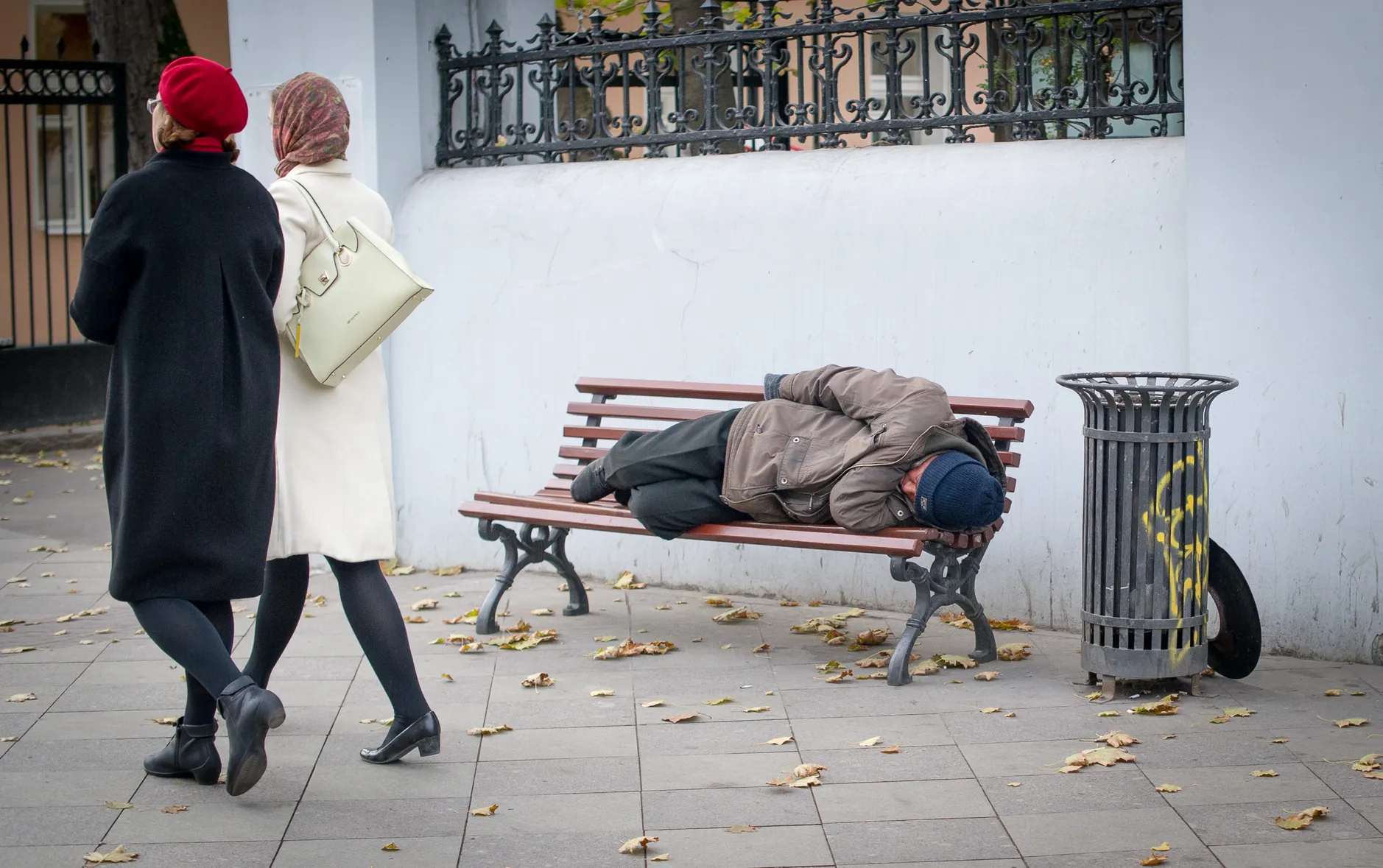 Бедный превратилась в богатую. Бедность и безработица. Бедные люди.